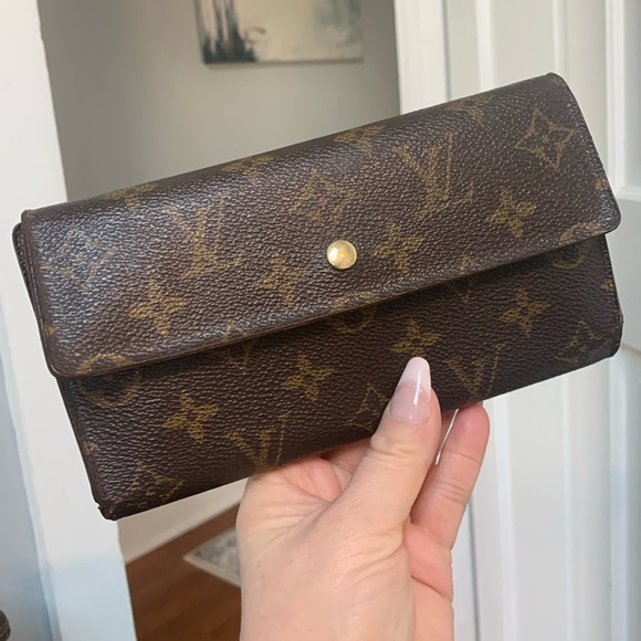 Louis Vuitton Handbags - 2003 authentic Louis Vuitton International wallet